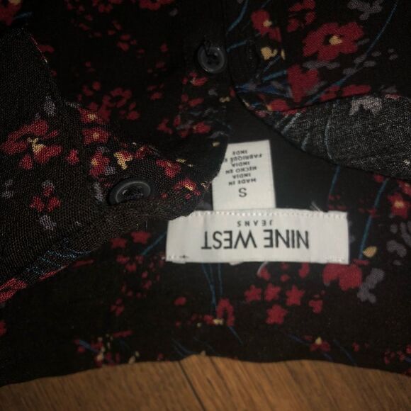 Nine West shirt. Black with red flowers size S - Picture 3 of 3